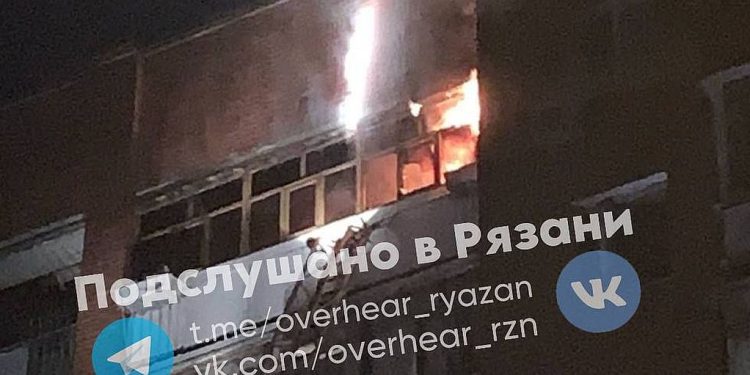 Рязанцы сообщили о возгорании балкона после удара в него молнии Рязанцы сообщили о возгорании балкона после удара в него молнии