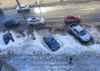 В Рязани — вновь падение ледяной глыбы с крыши