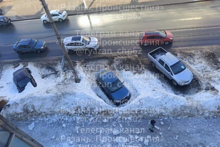 В Рязани - вновь падение ледяной глыбы с крыши