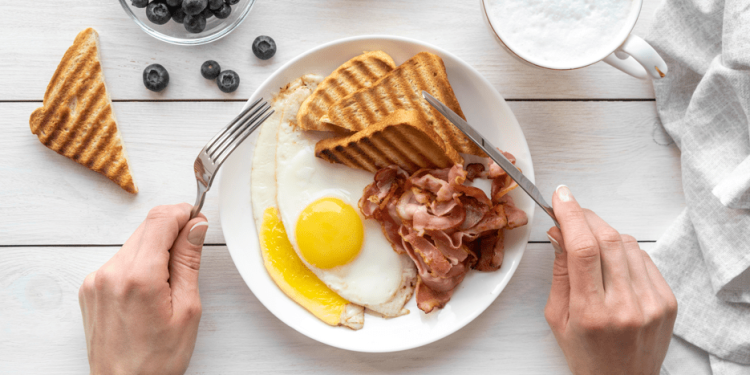 Эндокринолог Калошина: жирная пища совершенно не годится для завтрака