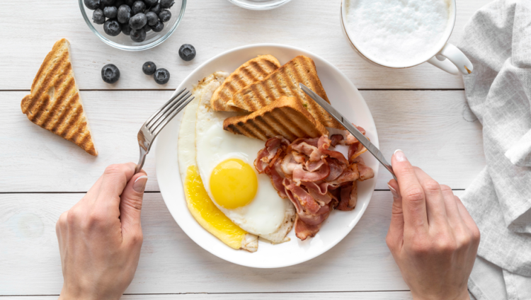 Эндокринолог Калошина: жирная пища совершенно не годится для завтрака