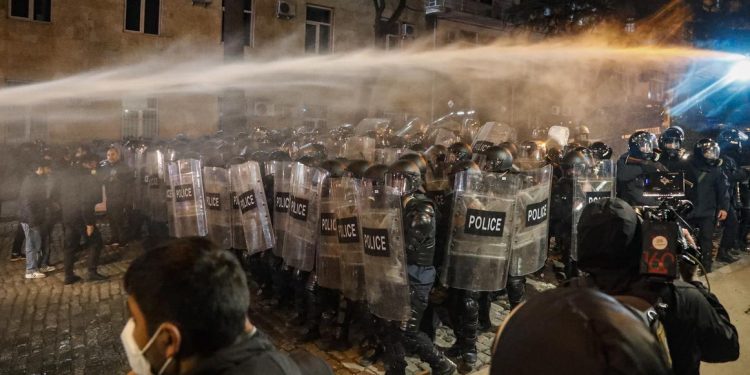 В Тбилиси силовики силой разгоняли митинг
