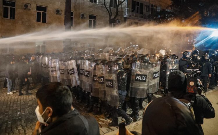 В Тбилиси силовики силой разгоняли митинг