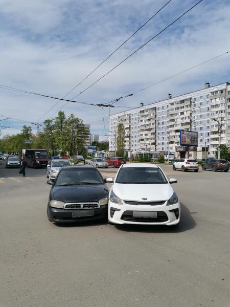 В центре Рязани столкнулись «Kia Rio» и «Kia Sephia»