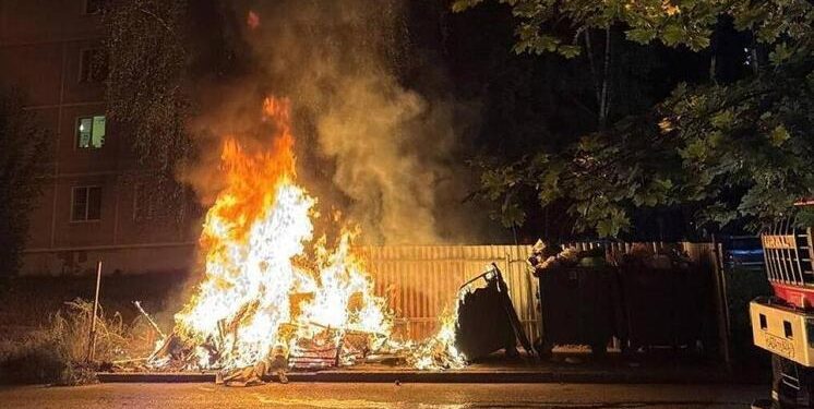 В Московском районе неизвестные подожгли контейнерную площадку