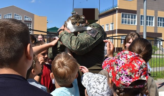 Кадомским школьникам показали кота Симбу, который стал боевым товарищем для рязанских военных в зоне СВО Кадомским школьникам показали кота Симбу, который стал боевым товарищем для рязанских военных в зоне СВО