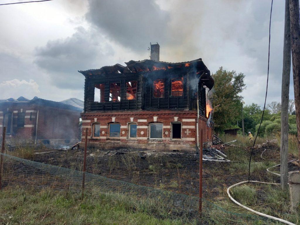 В Пителинском районе сгорел двухэтажный дом