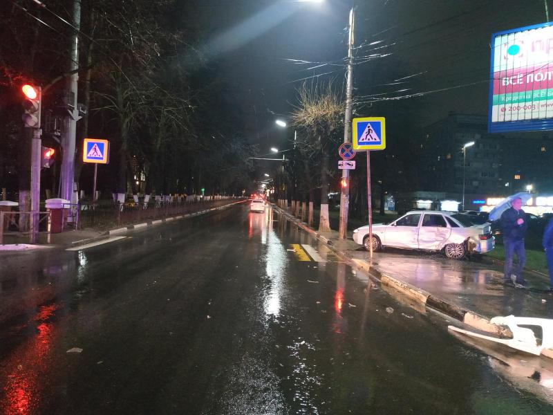 В ДТП на улице Есенина пострадал 19-летний водитель "десятки"