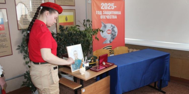 В местной школе в Рязанском районе открыли Парту Героя в честь погибшего на СВО Панфилова В местной школе в Рязанском районе открыли Парту Героя в честь погибшего на СВО Панфилова