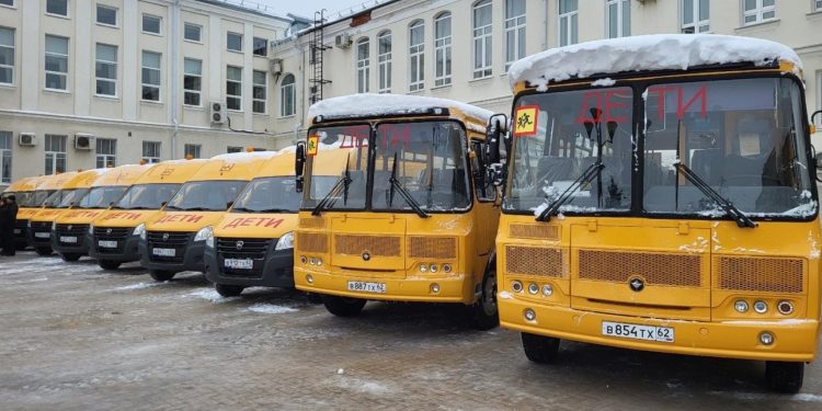 В рязанском поселке Никуличи школьный автобус застрял в снегу