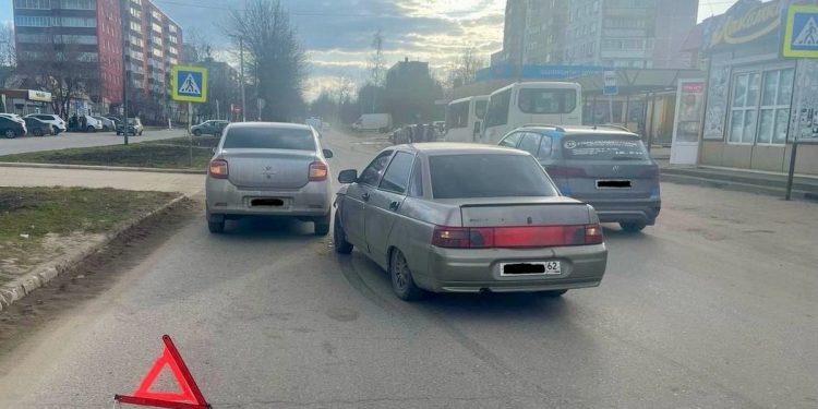 В рязанском Сасове водитель на ВАЗ-2110 врезался в Renault