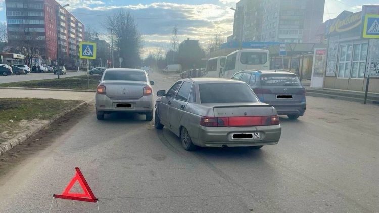 В рязанском Сасове водитель на ВАЗ-2110 врезался в Renault