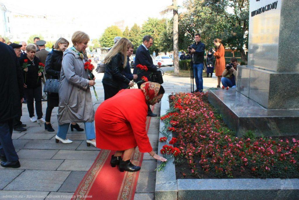 Рязанцы приняли участие в митинге, посвященном 165-летию со дня рождения Циолковского