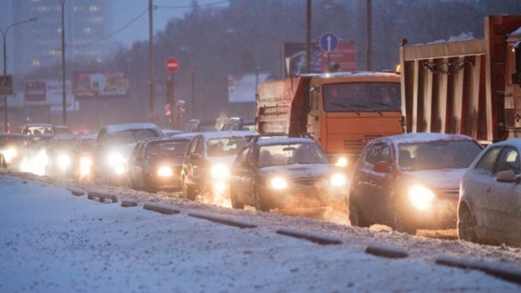 Из-за сильного снегопада на рязанских дорогах 20 ноября образовались 10-балльные пробки