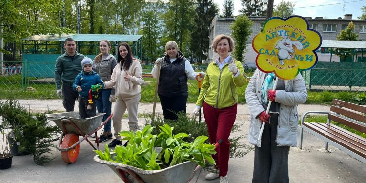 Рязанцы облагородили клумбу "Бабушкин дворик" Рязанцы облагородили клумбу «Бабушкин дворик»