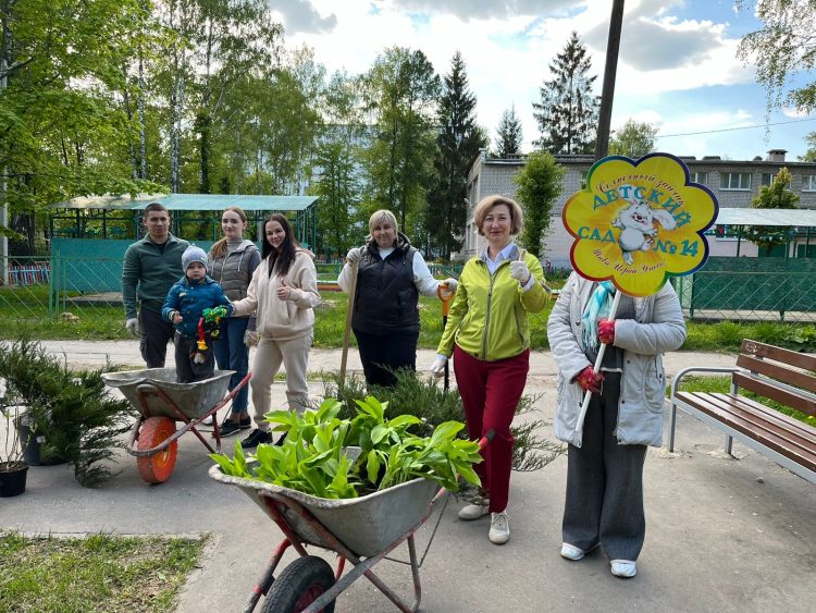 Рязанцы облагородили клумбу "Бабушкин дворик"