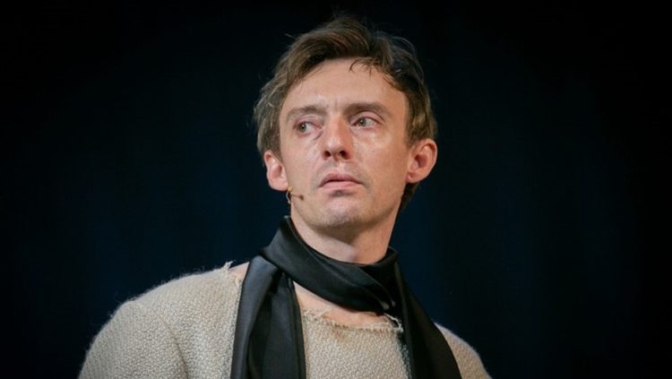 В Санкт-Петербурге 40-летнего актера из Скопина Илью Деля ранила ножом его 26-летняя возлюбленная