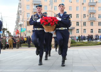 В День Победы рязанцы возложили цветы к Вечному огню В День Победы рязанцы возложили цветы к Вечному огню