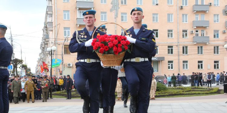 В День Победы рязанцы возложили цветы к Вечному огню В День Победы рязанцы возложили цветы к Вечному огню