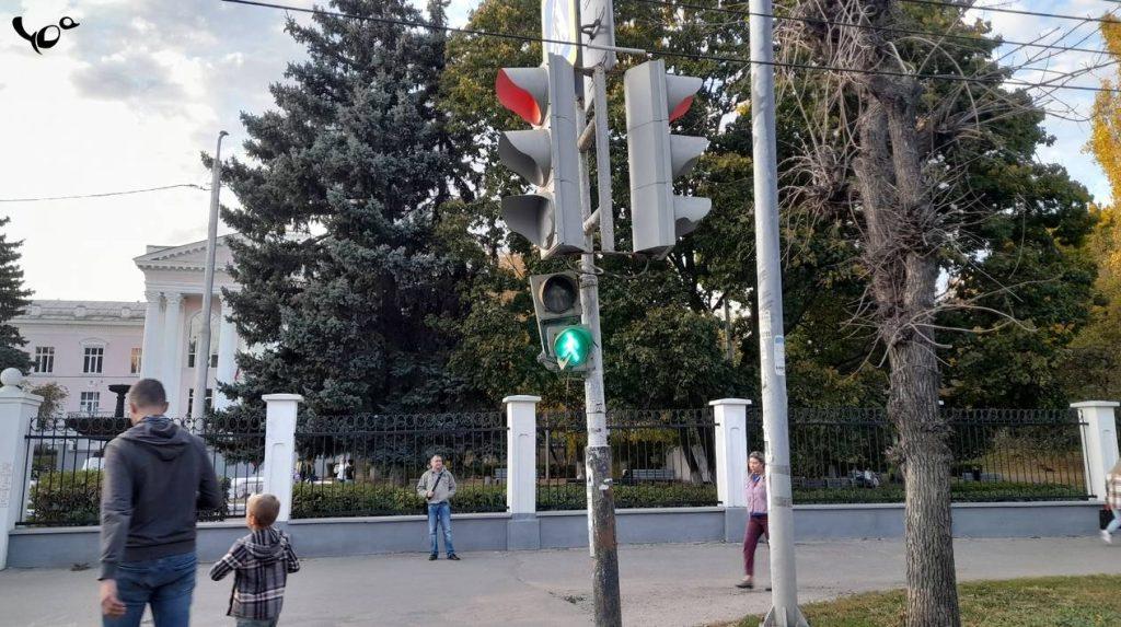 Около рязанской поликлиники №4 неизвестные испортили светофор