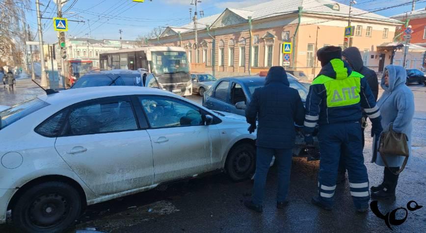 В Сети появились фото с места массового ДТП в центре Рязани