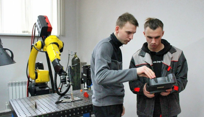 Малков: рязанские школьники стали чаще выбирать рабочие специальности Малков: рязанские школьники стали чаще выбирать рабочие специальности