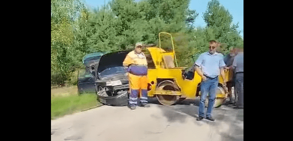 В Касимовском районе столкнулись легковой автомобиль и дорожный каток