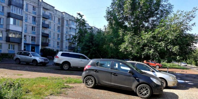 С начала 2024 года в Рязани оштрафовали 621 водителя, парковавшегося на газоне