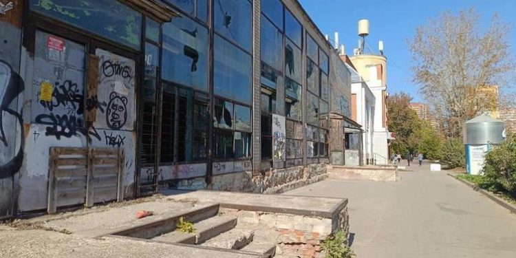 Горожан возмутило состояние здания бывшего «Детского мира» на улице Черновицкой