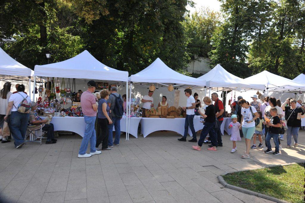 Рязанцев угостили 100-метровым пирогом в честь Дня города