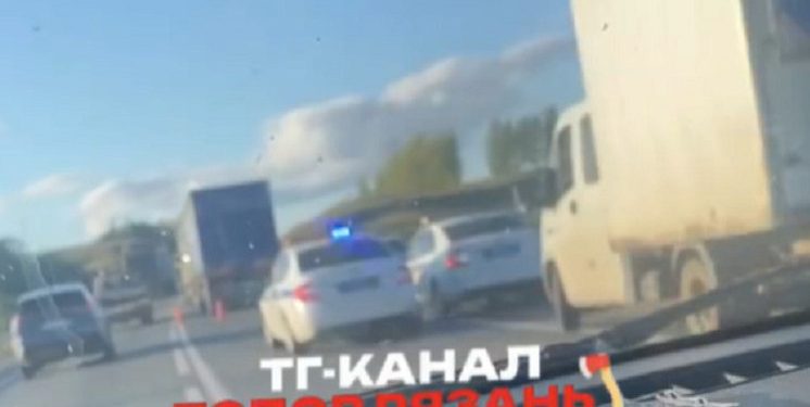 Под Рязанью на трассе М5 столкнулись три большегруза Под Рязанью на трассе М5 столкнулись три большегруза