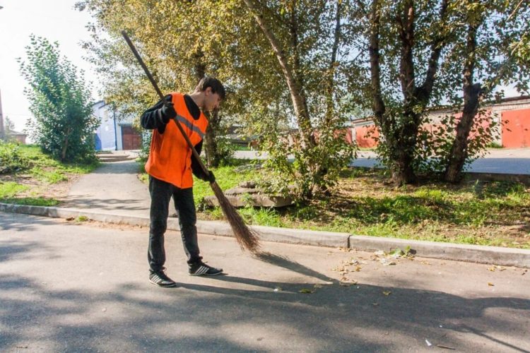 Российским дворникам запретят шуметь по утрам