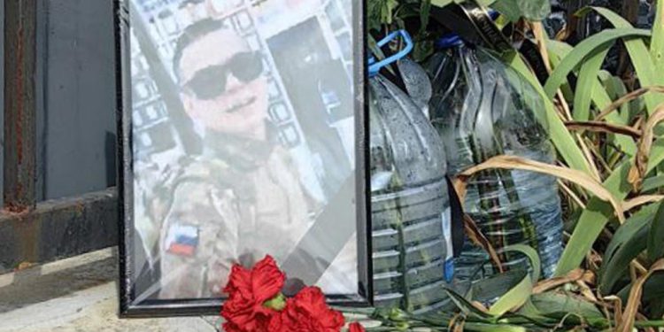 На арку при входе в рязанский ЦПКиО поставили фото погибшего 19-летнего военного