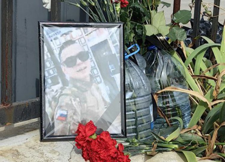 На арку при входе в рязанский ЦПКиО поставили фото погибшего 19-летнего военного