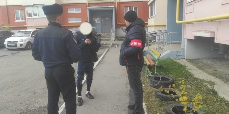 На улице Песоченской полиция будет постоянно патрулировать двор из-за буйного жильца