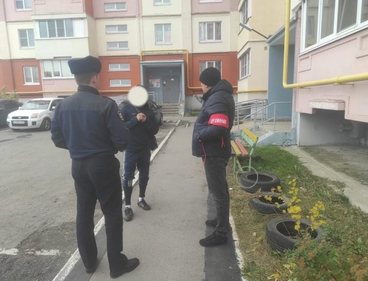 На улице Песоченской полиция будет постоянно патрулировать двор из-за буйного жильца