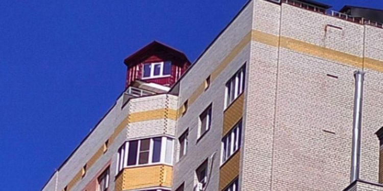 На крыше рязанской многоэтажки заметили «загадочный красный домик»