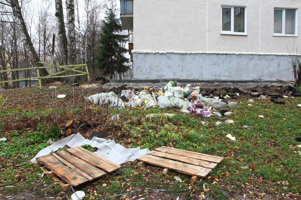 Мэра Рязани возмутила работа подрядчика, который развел свалку на улице Костычева
