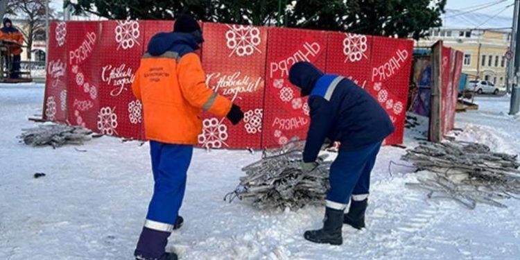Ели к Новому году в Рязани украшают осужденные к принудительным работам Ели к Новому году в Рязани украшают осужденные к принудительным работам