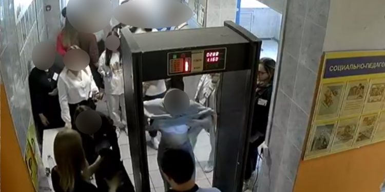В Воронеже школьниц перед ЕГЭ заставляли снимать лифчики