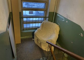 В России запретили хранить вещи на лестничных площадках В России запретили хранить вещи на лестничных площадках