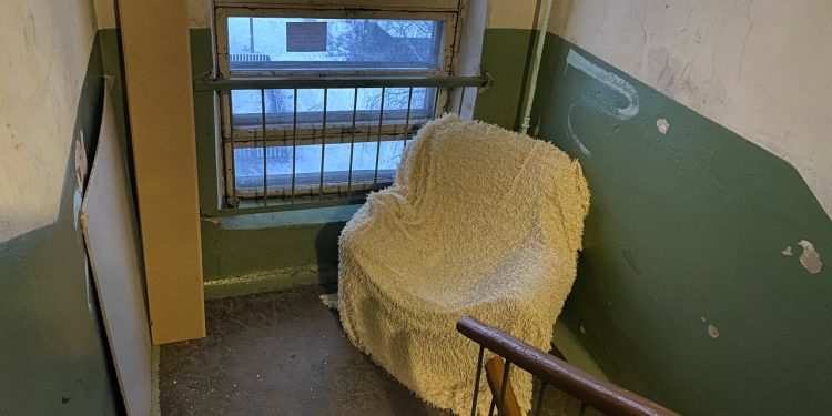 В России запретили хранить вещи на лестничных площадках В России запретили хранить вещи на лестничных площадках