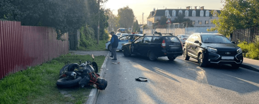 В ДТП на улице 1-я Красная пострадал 27-летний мотоциклист