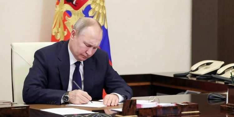 Президент РФ Путин присвоил двум рязанкам звание "Мать-героиня" и одну семью наградил орденом Президент РФ Путин присвоил двум рязанкам звание «Мать-героиня» и одну семью наградил орденом