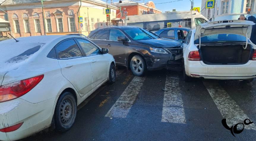 В Сети появились фото с места массового ДТП в центре Рязани