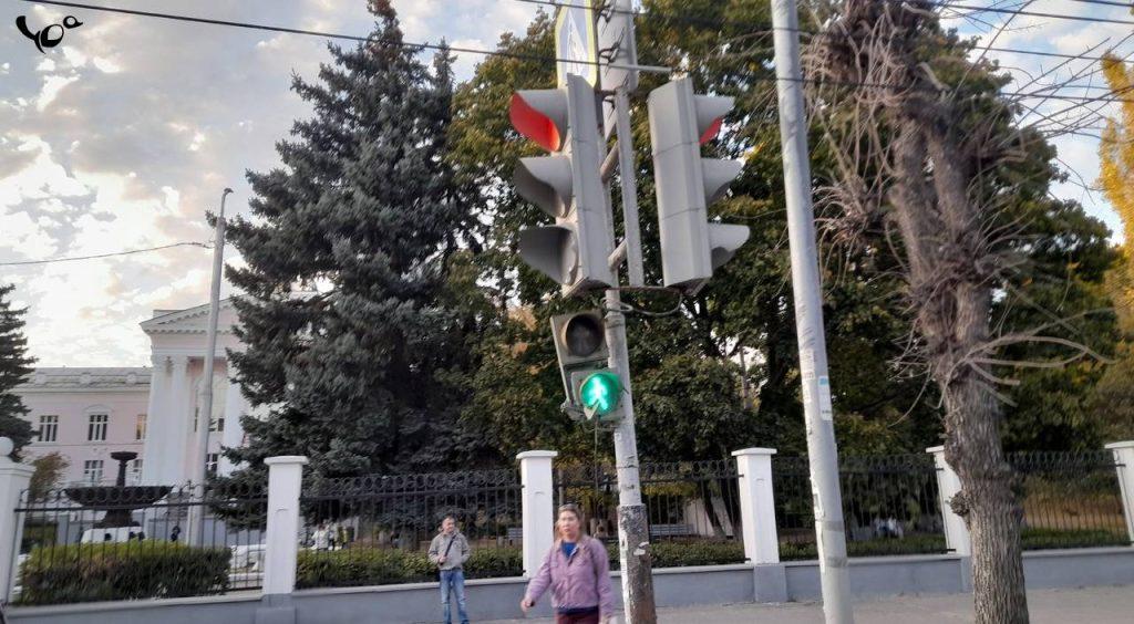 Около рязанской поликлиники №4 неизвестные испортили светофор