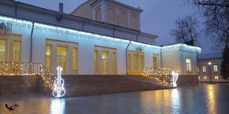 Рязанка поделилась яркими снимками арт-объектов у филармонии