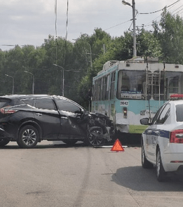 В Приокском водитель на иномарке врезался в троллейбус