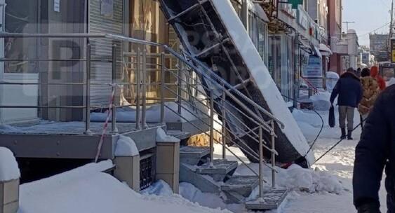 Козырек магазина рухнул в Рязани на тротуар