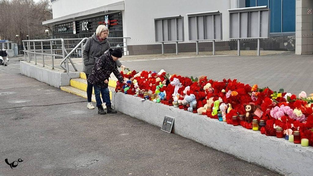Фоторепортаж: рязанцы продолжают нести цветы и игрушки к стихийному мемориалу у МКЦ